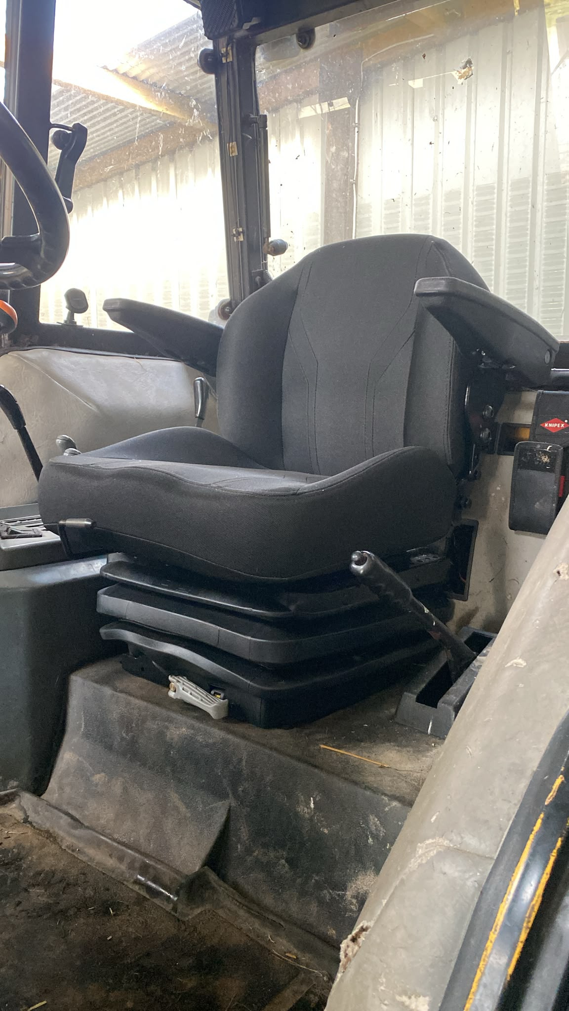 Universal Mechanical Seat