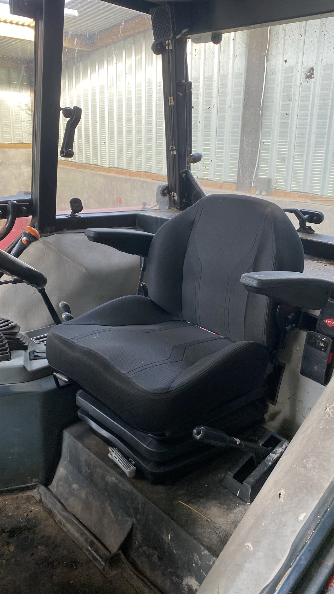 Universal Mechanical Seat